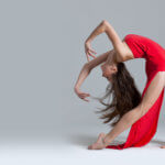 反り返る女性ダンサー